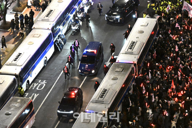 [포토]영장심사 종료, '서울구치소로 돌아가는 尹 대통령 호송차량'