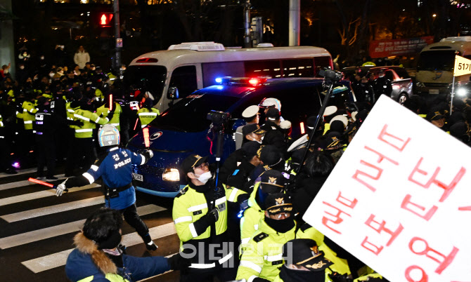 [속보] `尹 구속` 소식에 지지자들 서부지법서 난동