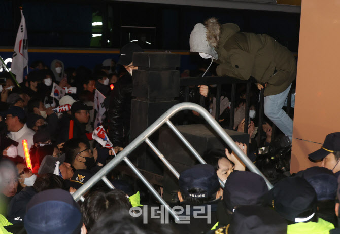 ‘尹구속’ 법원 난동에…野김병주 “법치주의 심각한 도전”