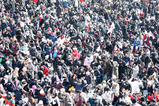 공수처, 체포영장 집행 아직…尹 변호인 선임계 제출