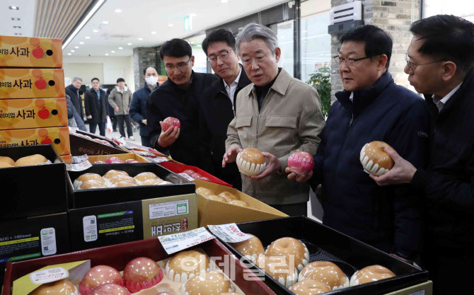 [포토] 강호동 농협회장, 과일 선물세트 점검