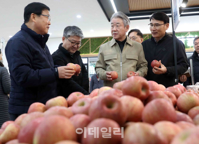 [포토] 하나로마트 점검나선 강호동 농협회장