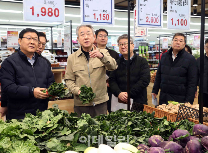 [포토] 하나로마트 현장 찾은 강호동 농협회장