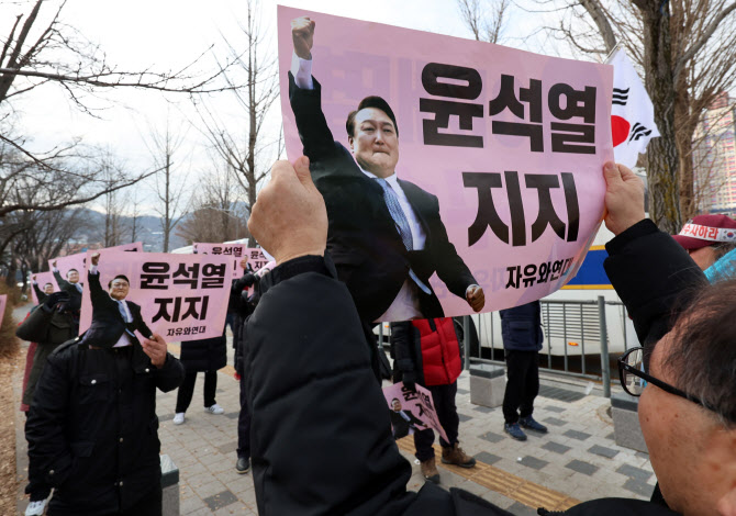 [속보]헌재 "윤 대통령, 변론기일 참석여부 밝힐 단계 아냐"