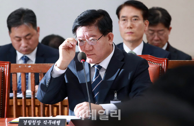 [포토]행안위, '질의 듣는 이호영 경찰청장 직무대행'
