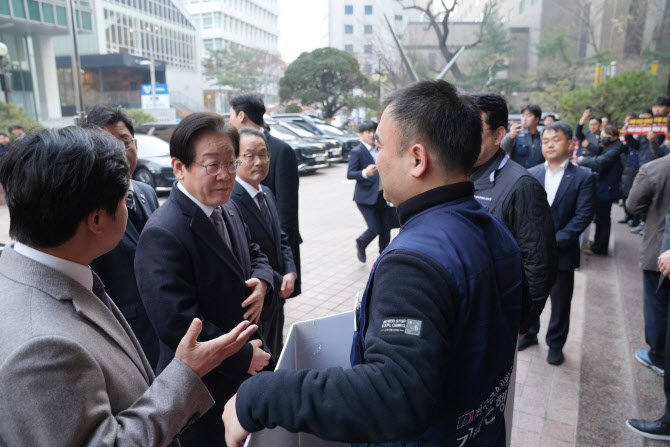 기업은행 노조, 이재명 만나 '임금체불' 호소…이재명 "챙겨보겠다"