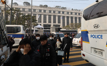 `尹 출석` 헌재 앞…삼엄한 경비 속 긴장감 고조