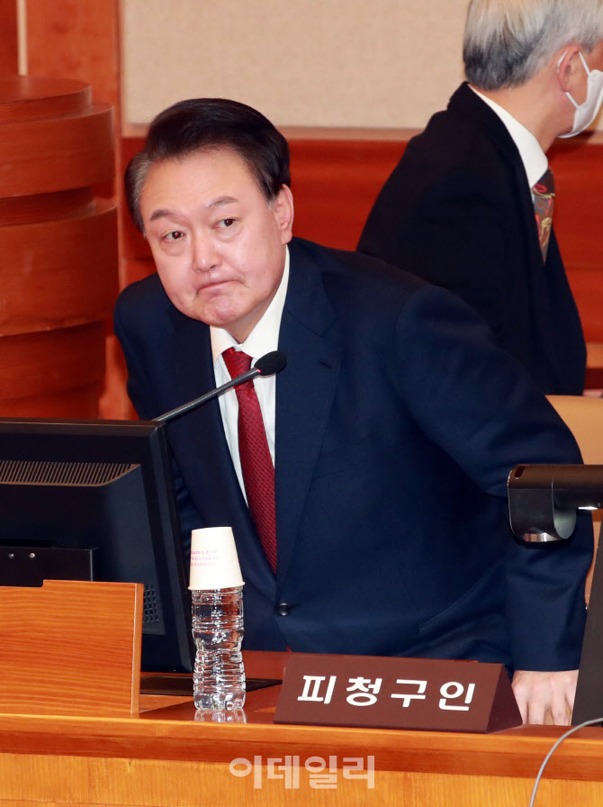 [포토]윤석열 대통령, '정장에 빨간색 넥타이'