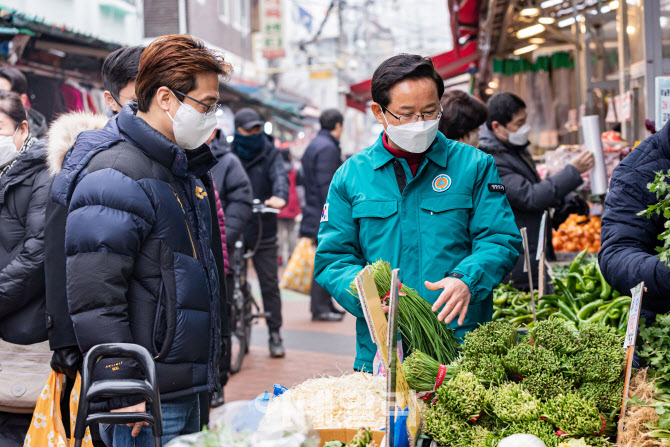 [포토] 전통시장 방문한 최호권 영등포구청장