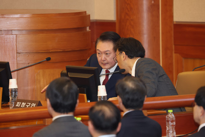 [속보]윤측 "공수처, 檢 이첩해도 위법수사 책임 물을 것"