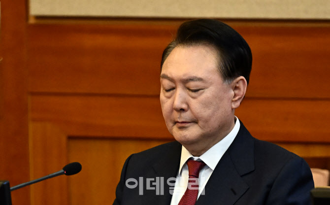 [포토]눈 감은 尹 대통령, '오늘 증인 김용현과 대면'