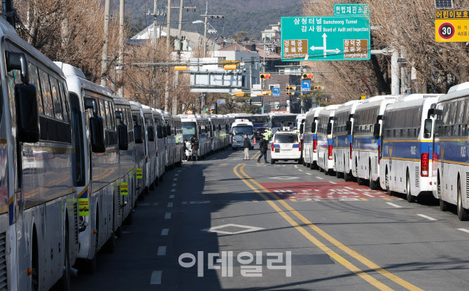 [포토] 헌재 주변 차량통행 제한