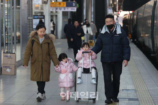 [포토]열차타러 이동하는 한 가족