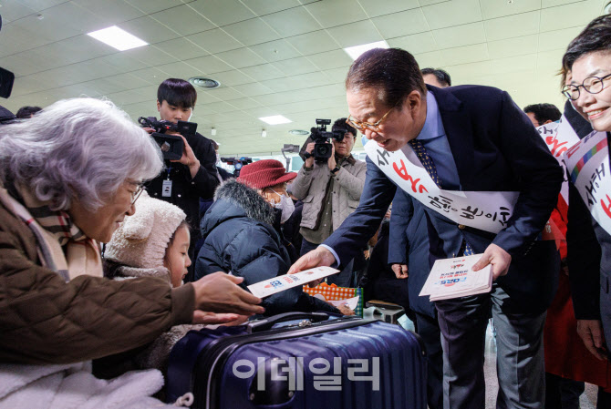 [포토]귀성인사하는 권영세 비대위원장