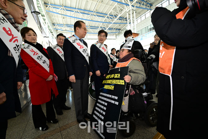 [포토]서울역에서 전장연 항의 받는 국민의힘