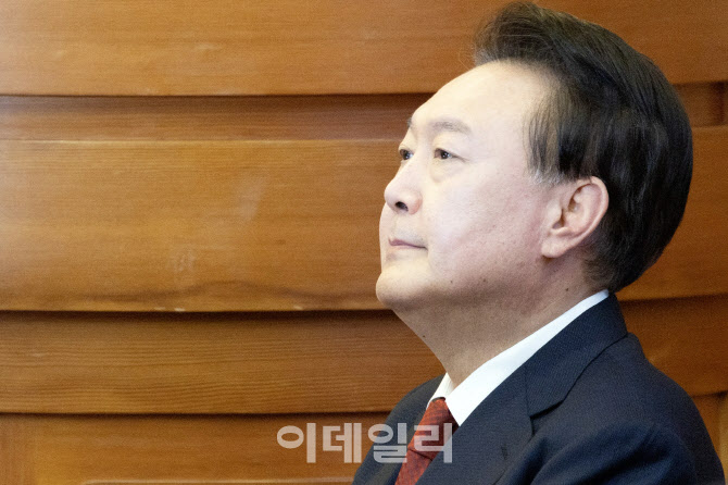 '尹 머리 손질' 법무부 "복수 선례 있어" 박은정에 반박