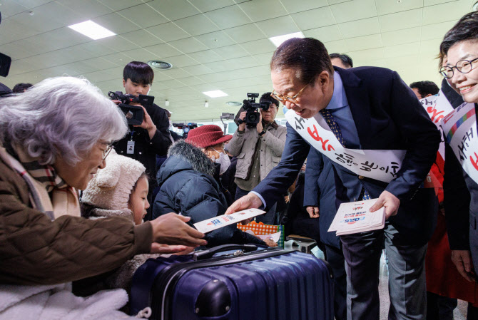 '내란성 장애' 시달리는 한국…“여야, 민심 어루만질 때”[기자수첩]