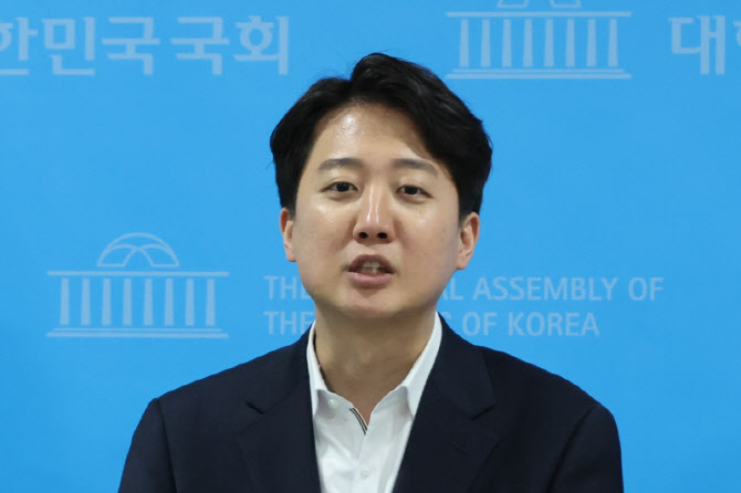 이준석 "황교안, 토론하는 대신 '부흥회' 오라 해"