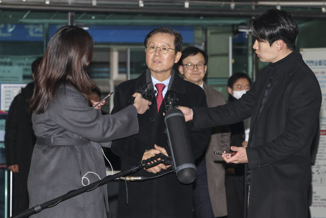 윤 대통령 측 "검찰 구속기간 연장 재신청, 위법에 위법"