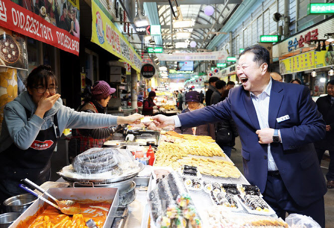 [포토]김경일 파주시장, 명절 맞아 민생현장 방문