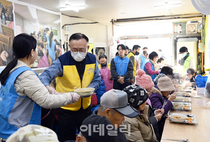 [포토]이한경 재난안전관리본부장, '무료급식소 나눔 봉사활동'