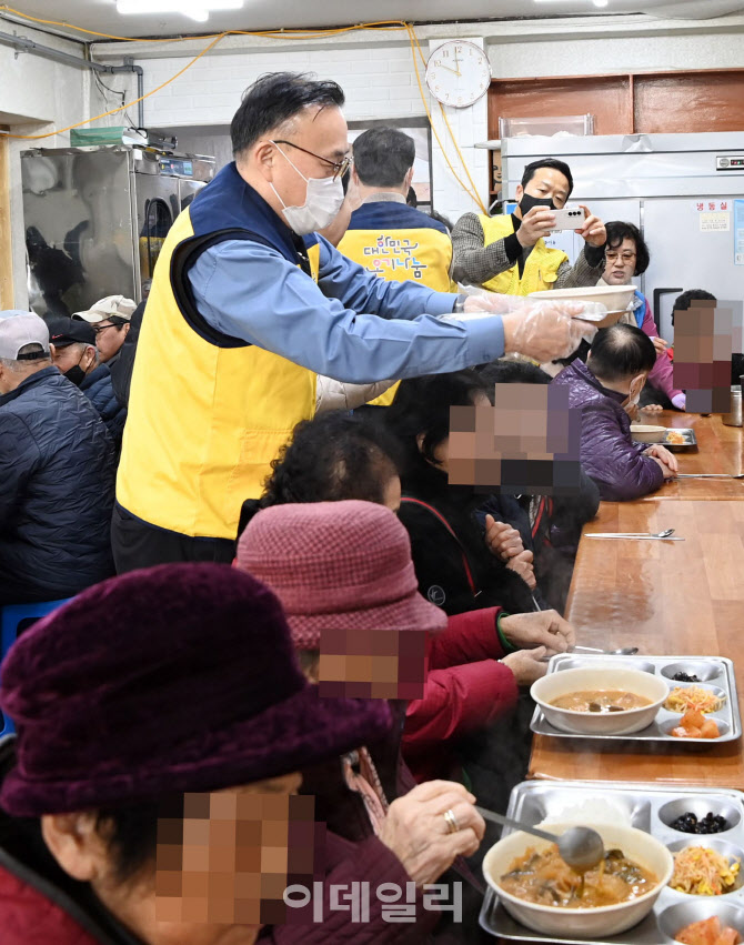 [포토]이한경 재난안전관리본부장, '(사)밥드림에서 배식 봉사 활동'