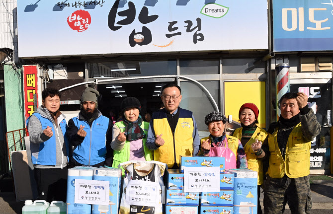 [포토]이한경 재난안전관리본부장, '무료급식소 방문 위문금 전달'