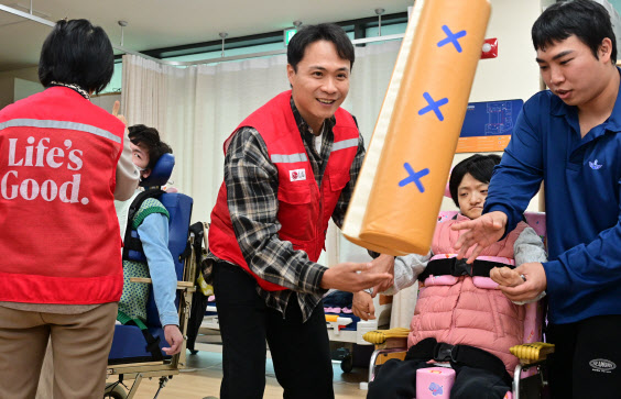 LG전자, 설 앞두고 장애 이웃과 '떡국 만들기'…온정 나눠