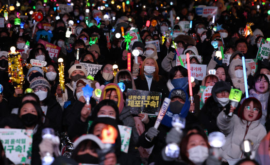 "탄핵해"·"지키자"…응원봉·태극기 가득 채운 도심[12·3이 바꾼 사회]