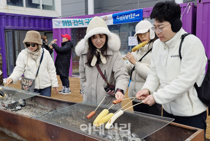 [포토]대관령눈꽃축제 구이터에서 즐기는 맛나는 별미