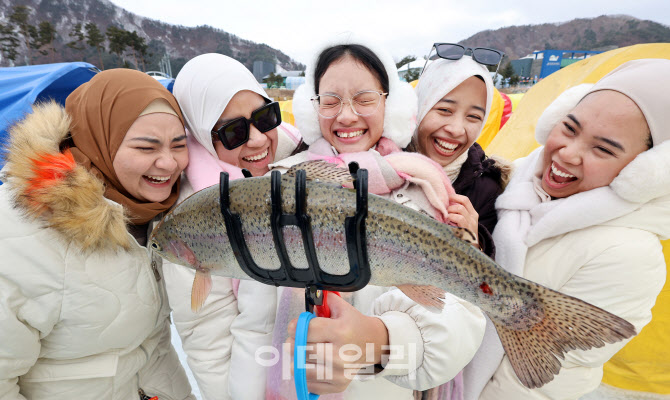 [포토]한국 겨울 즐기는 말레이시아 방문객들