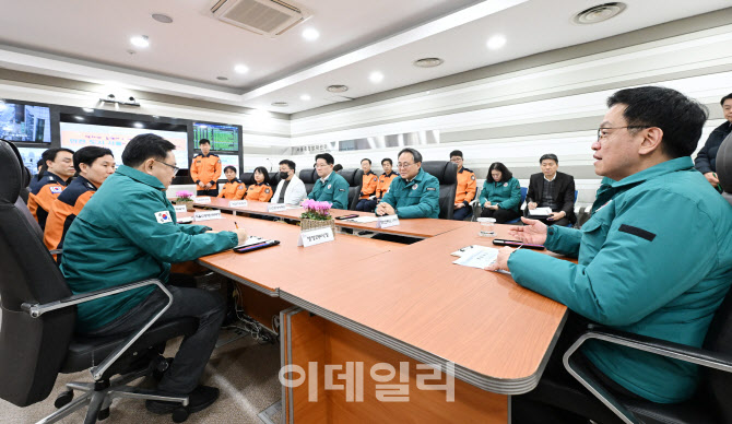 [포토]최상목 대통령 권한대행, 안전분야-종합방재상황 현장점검