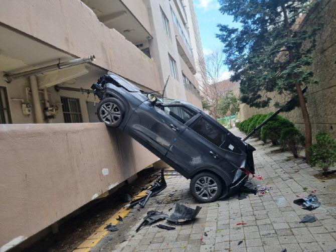 부산서 SUV 아파트 옹벽 안전펜스 뚫고 5ｍ 추락…2명 경상