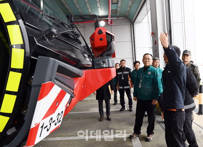 [포토]이한경 재난안전관리본부장, '청주국제공항 소방대 장비점검'