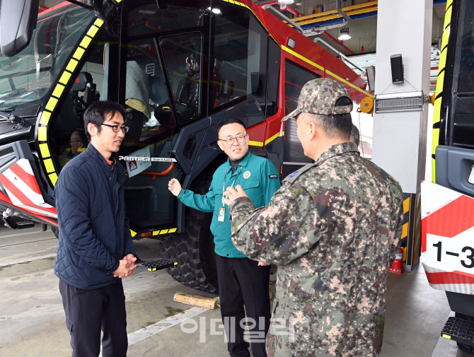 [포토]이한경 재난안전관리본부장, '청주국제공항 공항소방대 방문'