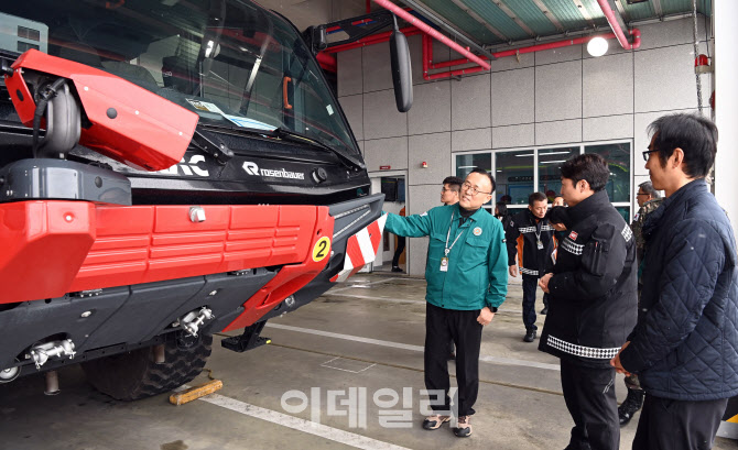 [포토]'공항소방대 장비 점검하는 이한경 재난안전관리본부장'