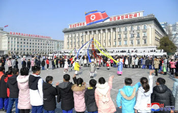 꿩고기 떡국 먹고 "새해를 축하합니다"…닮은듯 다른 북한의 설