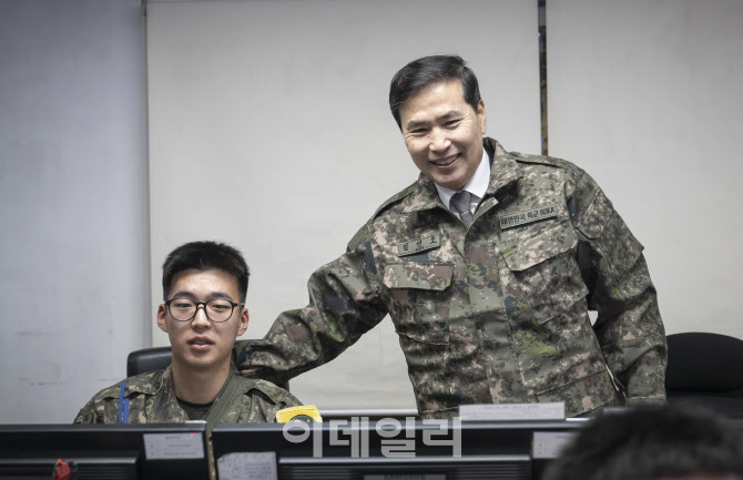 [포토]김선호 국방부 장관 직무대행, 설 명절 맞아 9사단 방문