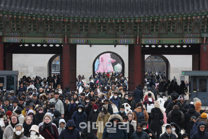 [포토]설 연휴 마지막 날 경복궁 찾은 시민들