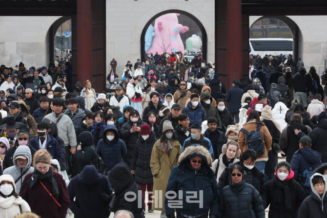 [포토]경복궁 찾은 시민들과 관광객들