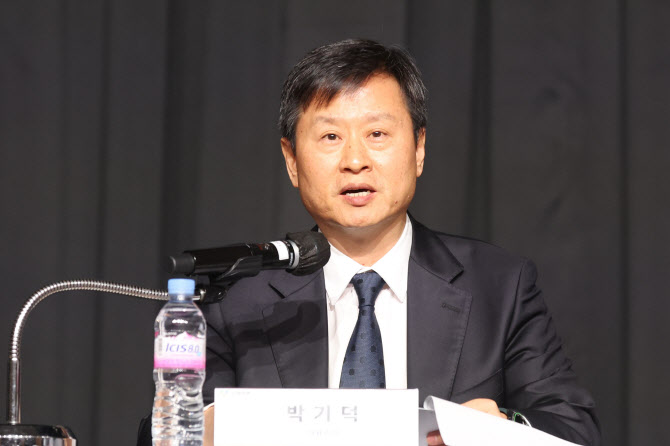 [마켓인]영풍, 최윤범 고려아연 회장 공정위 신고…“상호출자금지 위반”
