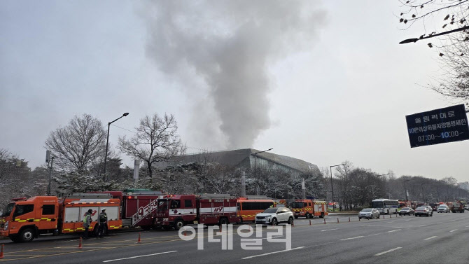 유인촌, 한글박물관 화재현장 방문…"진압에 최선을"