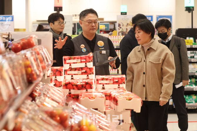 [포토]물가동향 파악을 위해 대형마트 방문한 송미령 장관