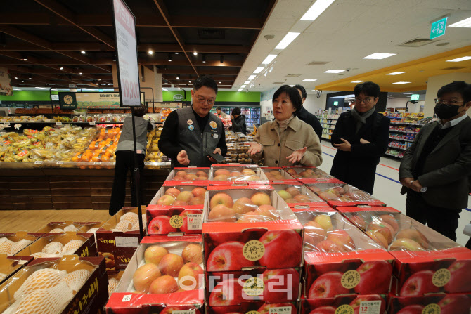[포토]송미령 농축산식품부 장관, 물가동향 현장점검