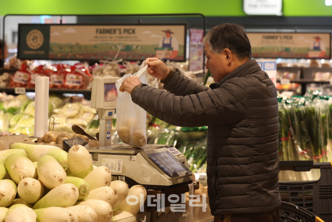 [포토]감자 무게 재는 소비자