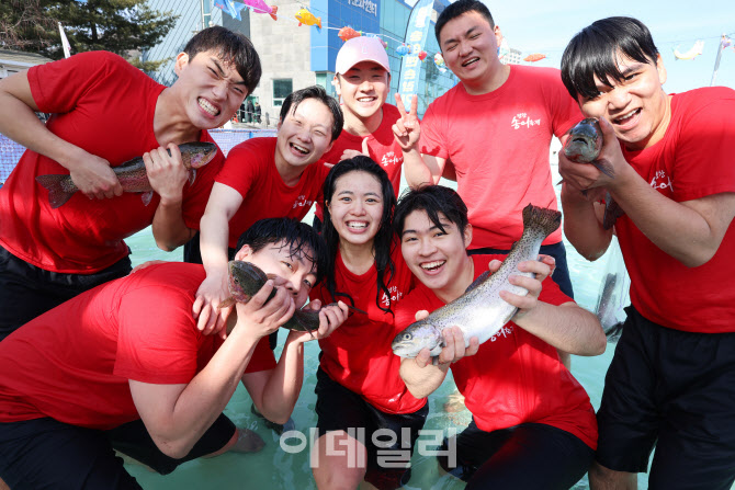 [포토] 맨손 송어잡기 체험