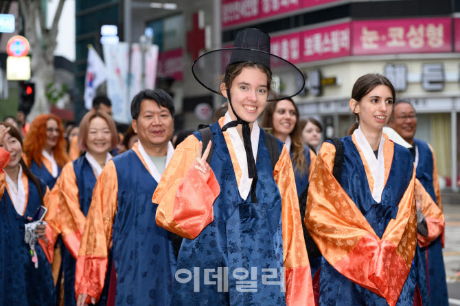 작년 한국 찾은 외국인 총 1637만 명…코로나 이전 수준 94% 회복