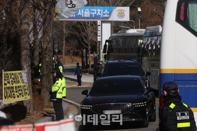 [포토]윤 대통령 면회 마친 국민의힘 비대위원장-원내대표