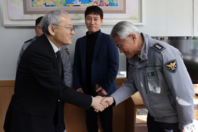유인촌 장관, 화재 진화 힘쓴 용산경찰서 방문[포토]