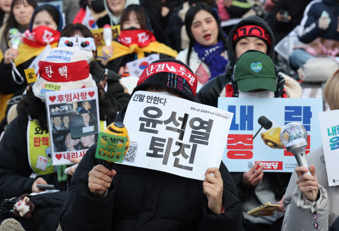 `탄핵 배지` 마트직원에…尹지지자들, 신상캐고 불매운동